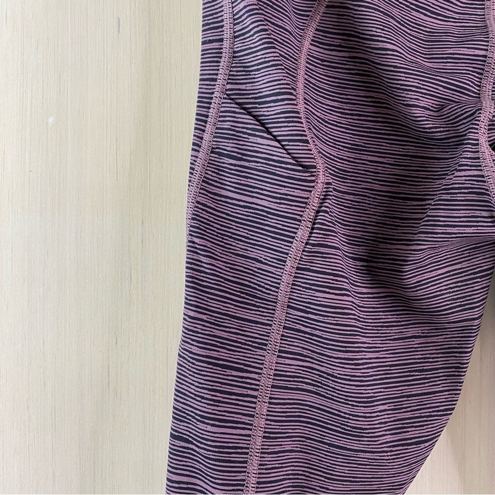 Athleta Women’s Ultimate Capri Double Pockets Purple/Black Size Small - Picture 4 of 8